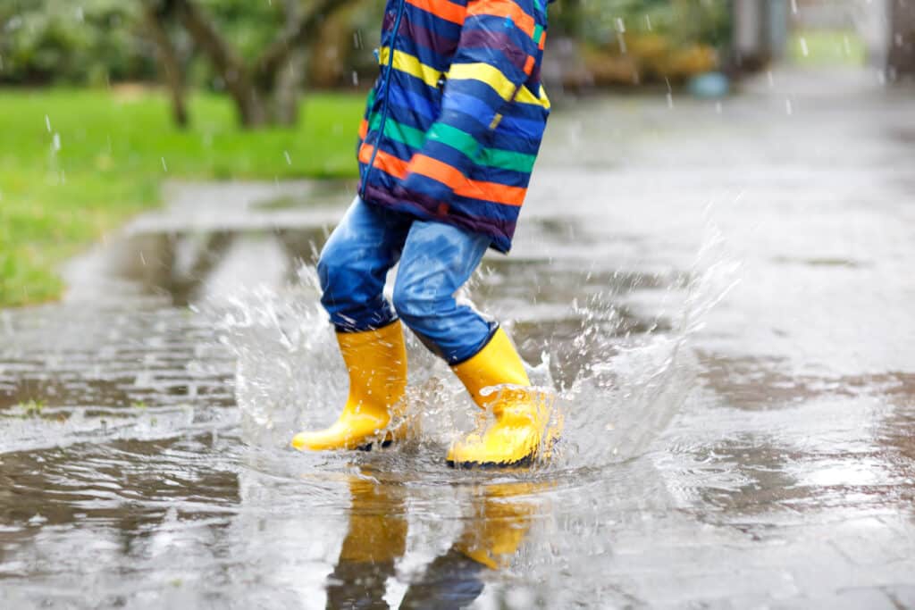 I hope you’ve been wearing your rainboots and jumping in puddles this April! What kind of spring would it be without wet puddles and oozy mud? I’m so thankful for the rain because it means we will see flowers soon. In this activity we’ll think a little more about rain with an easy do-it-at-home science experiment.